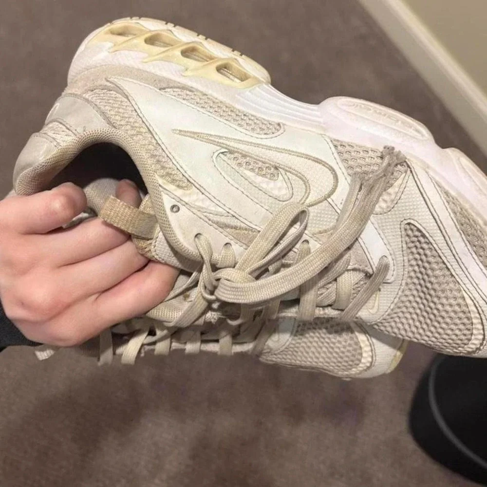 White Nike zoom air fire sneakers